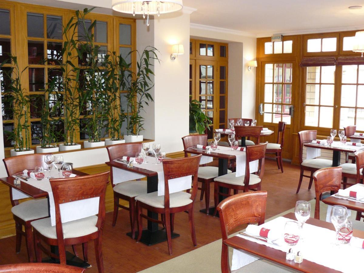 Hôtel-Restaurant Le Normandie Luc-sur-Mer Extérieur photo